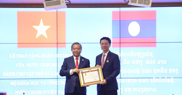 Lễ trao tặng Huân chương Lao động hạng Nhất và Huân chương Hữu nghị của nước CHDCND Lào: Ghi nhận đóng góp thúc đẩy hợp tác KH&CN Việt – Lào