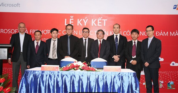 FPT and Microsoft representatives at a cloud partnership event