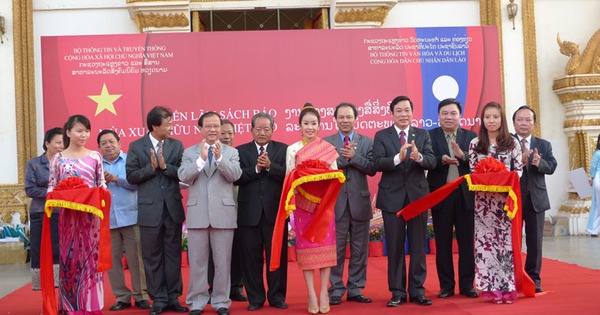 Vietnam- Laos friendship book exhibition opens in Vientiane