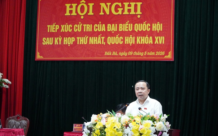 Đoàn ĐBQH tỉnh Quảng Ngãi tiếp xúc cử tri, tặng quà các gia đình chính sách