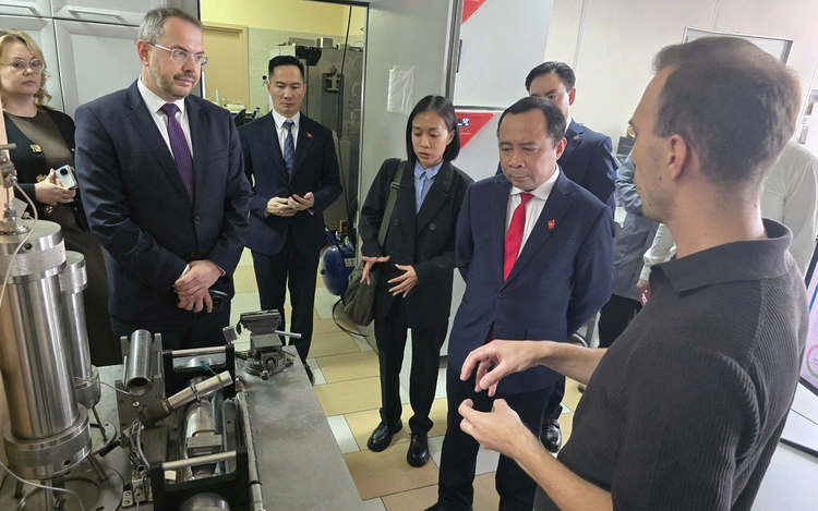 Việt Nam thúc đẩy hợp tác với Nga về AI, công nghệ lượng tử và vệ tinh tầm thấp