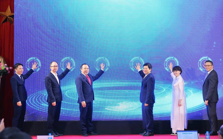Các đại biểu thực hiện nghi thức bấm nút khai trương Trung tâm quốc gia hỗ trợ sản xuất thử chip bán dẫn.