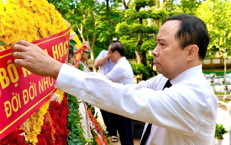 Đoàn công tác Bộ Khoa học và Công nghệ dâng hương tưởng niệm các Anh hùng liệt sĩ tại Nghĩa trang liệt sĩ ngành Giao bưu - Thông tin R