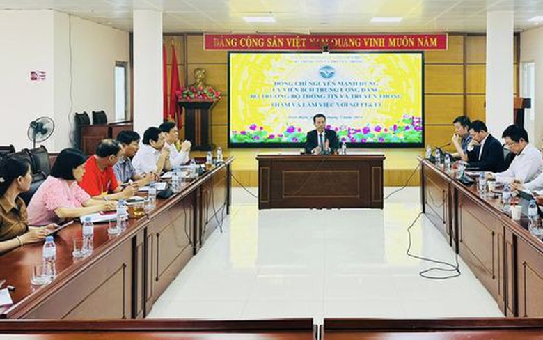 Bộ trưởng Nguyễn Mạnh Hùng và Đoàn công tác của Bộ TT&TT làm việc với Sở TT&TT Điện Biên