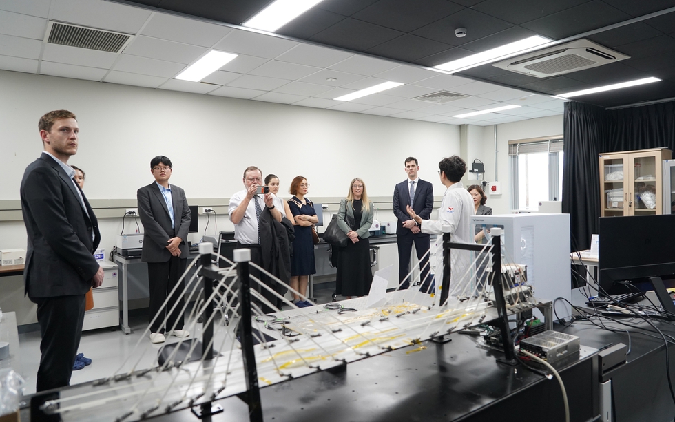 Đoàn công tác Bộ Công nghiệp, Khoa học và Tài nguyên Australia làm việc tại VKIST